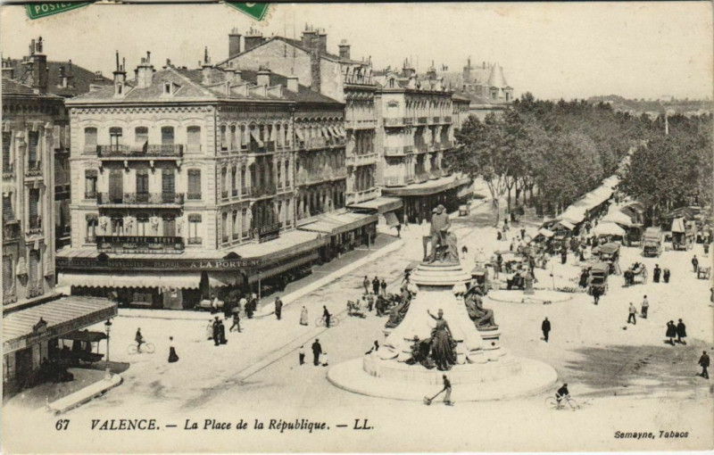 Carte postale ancienne Valence Place de la Republique France à Valence