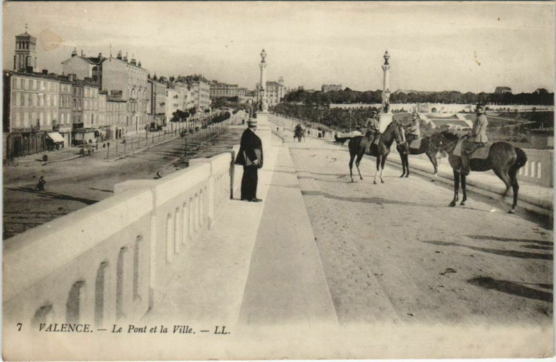 Carte postale ancienne Valence Le Pont et la Ville France à Valence