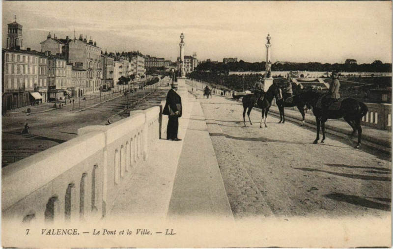 Carte postale ancienne Valence Place de la Republique France à Valence