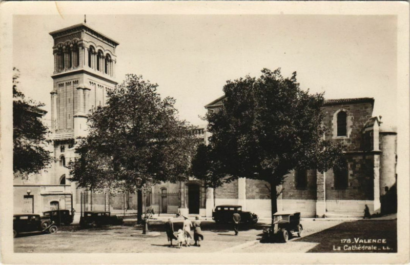 Carte postale ancienne Valence La Cathedrale France à Valence
