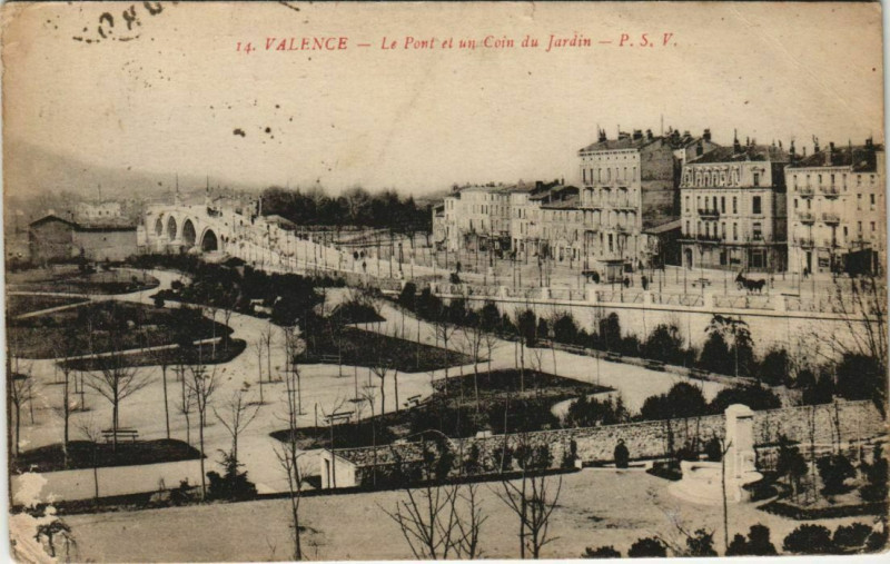 Carte postale ancienne Valence Le Pont et un coin du Jardin France à Valence