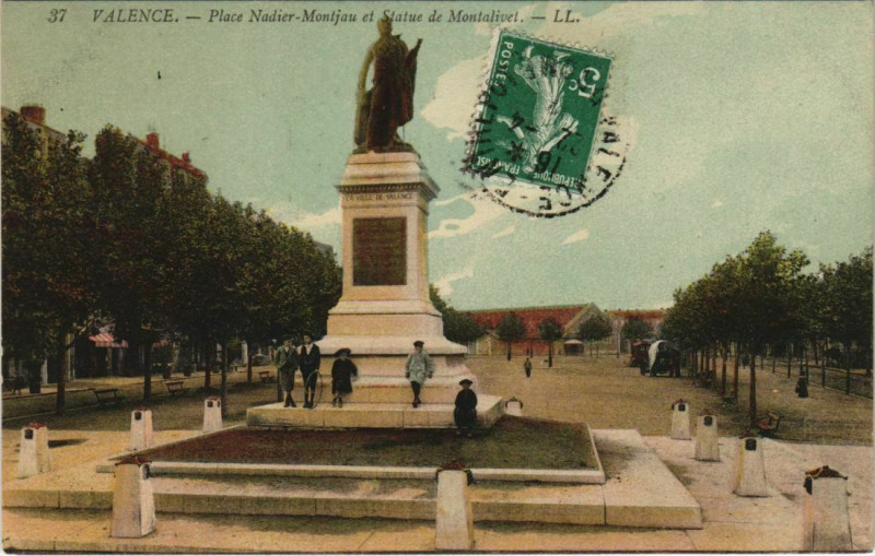 Carte postale ancienne Valence Place Nadier Montjau et Statue de Montalivet France à Valence