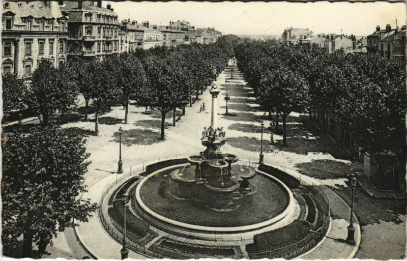 Carte postale ancienne Valence Boulevard Bancel et Fontaine Monumentale France à Valence