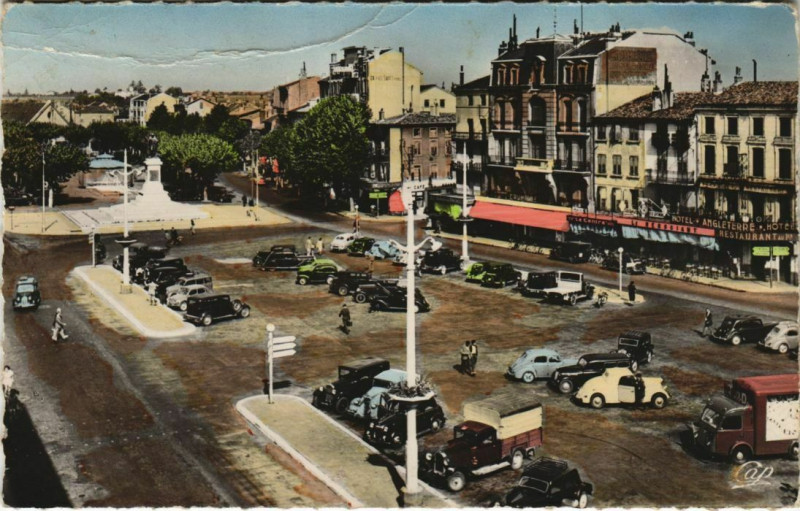 Carte postale ancienne Valence Place Madier Montjau France à Valence