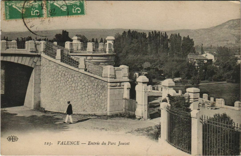 Carte postale ancienne Valence Entree du Parc Jouvet France à Valence