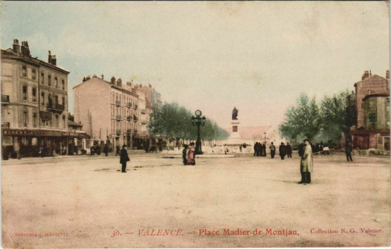 Carte postale ancienne Valence Place Madier de Montjau France à Valence