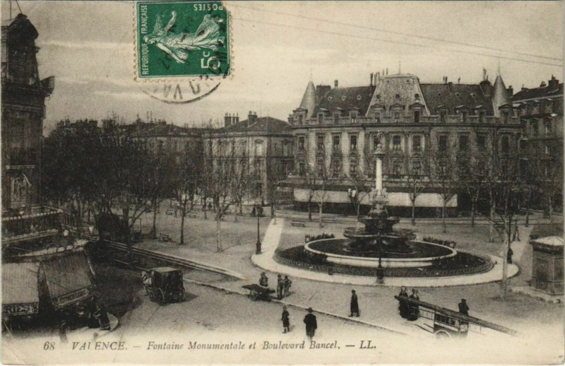Carte postale ancienne Valence Fontaine Monumentale et Boulevard Bancel France à Valence