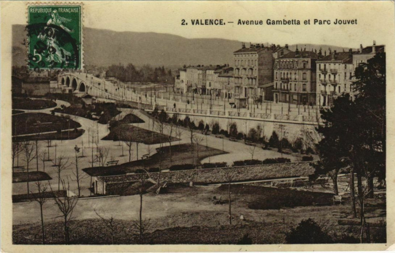 Carte postale ancienne Valence Avenue Gambetta et Parc Jouvet France à Valence