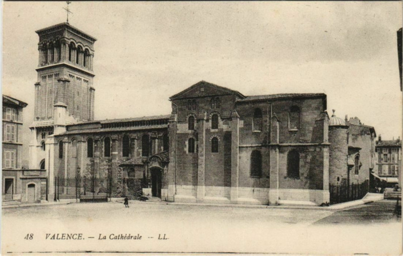 Carte postale ancienne Valence La Cathedrale France à Valence