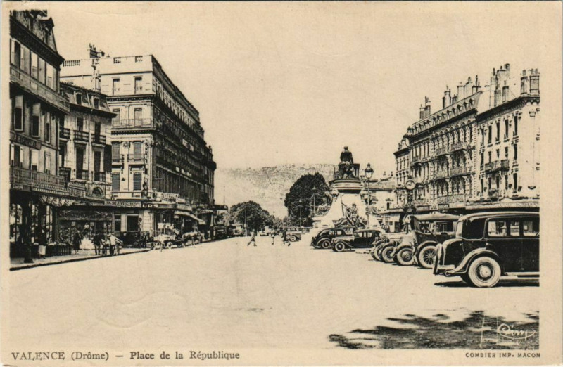 Carte postale ancienne Valence Place de la Republique France à Valence