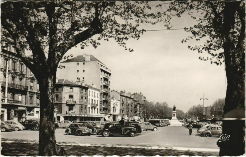 Carte postale ancienne Valence Place Marechal Leclerc France à Valence