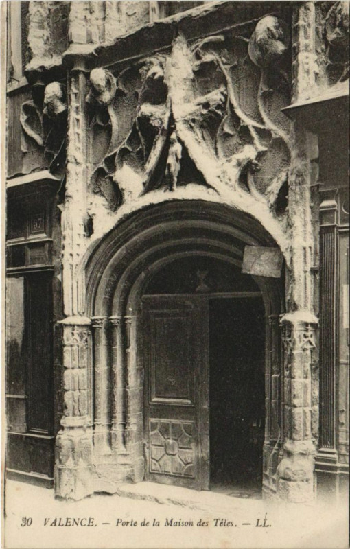 Carte postale ancienne Valence Porte de la Maison des Tetes France à Valence