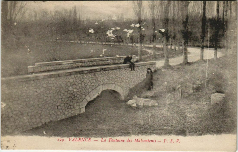 Carte postale ancienne Valence La Fontaine des Malcontents France à Valence