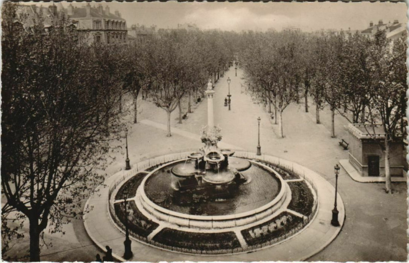Carte postale ancienne Valence Boulevard Baucel ,Fontaine Monumentale France à Valence