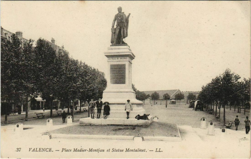 Carte postale ancienne Valence Place Madier Montjau et Statue de Montalivet France à Valence