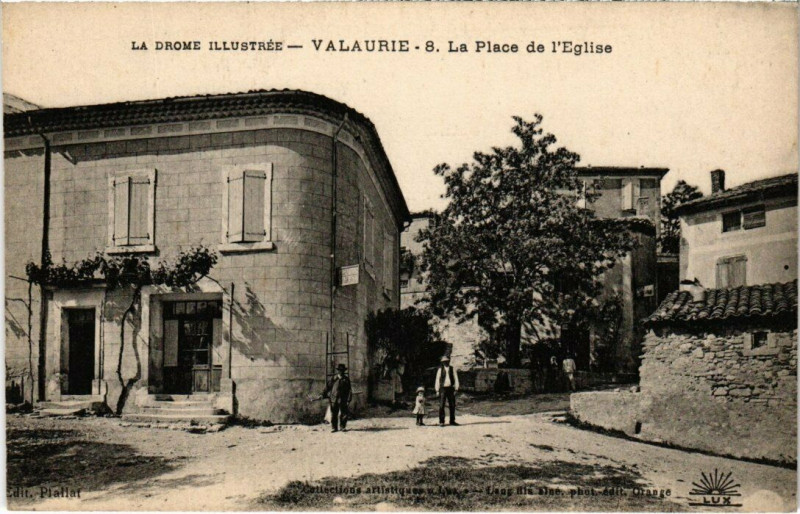 Carte postale ancienne Valaurie - La Place de l'Eglise à Valaurie