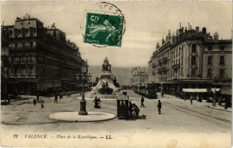 Carte postale ancienne Valence Place de la Republique Tram Vapeur à Valence
