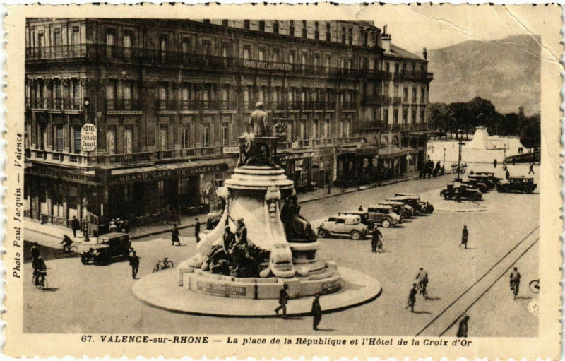 Carte postale ancienne Valence-sur-Rhone Place Republique Hotel à Valence