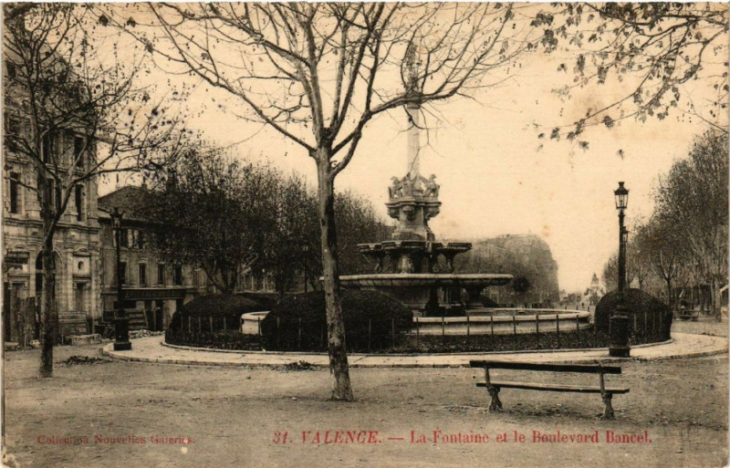 Carte postale ancienne Valence - La Fontaine et le Boulevard Bancel à Valence