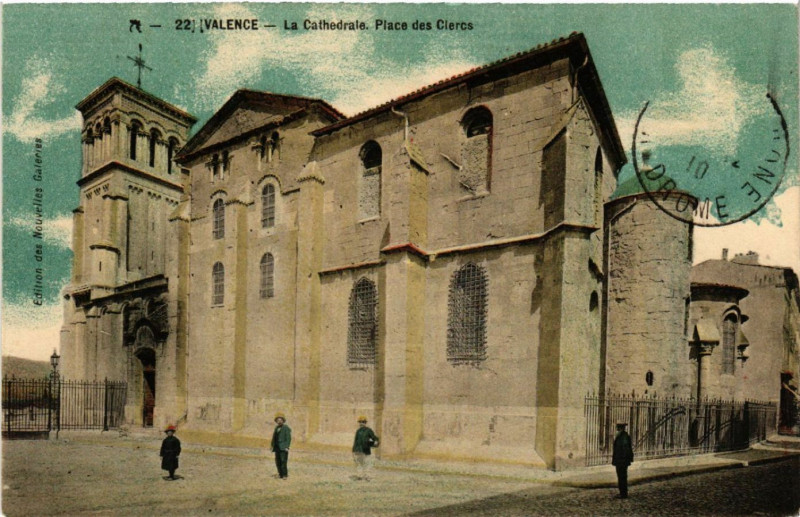 Carte postale ancienne Valence - La Cathedrale - Place des Clercs à Valence