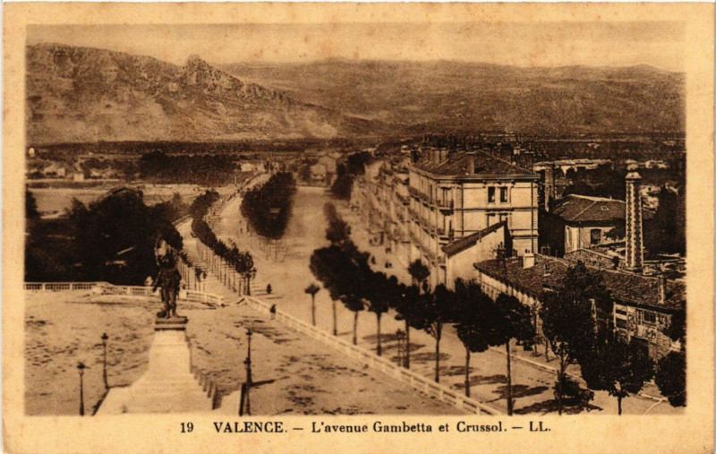 Carte postale ancienne Valence - L'Avenue Gambetta et Crussol à Valence