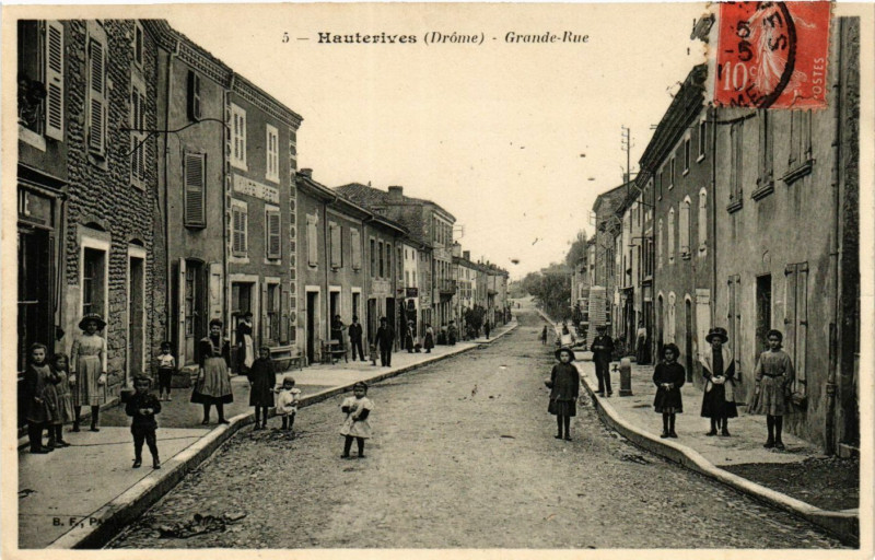 Carte postale ancienne Hauterives - Grande Rue à Hauterives