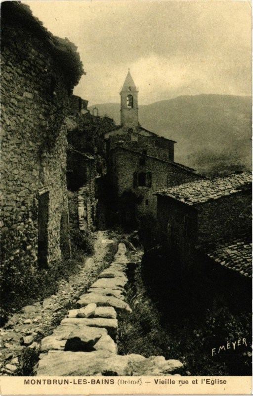 Carte postale ancienne Montbrun les Bains - Vieille rue et l'Eglise à Montbrun-les-Bains