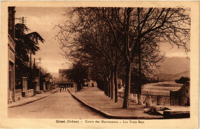 Carte postale ancienne Crest - Cours des Marronniers - Les Trois Becs à Crest