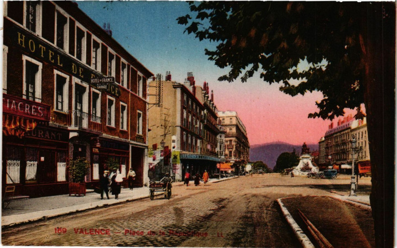Carte postale ancienne Valence - Place de la Republique à Valence