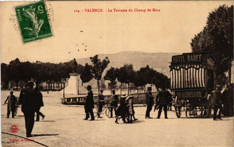 Carte postale ancienne Valence - La Terrasse du Champ de Mars à Valence