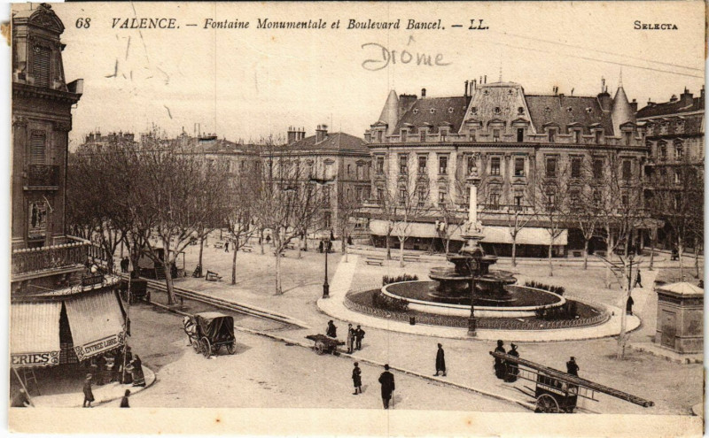 Carte postale ancienne Valence - Fontaine Monumentale et Boulevard Bancel à Valence