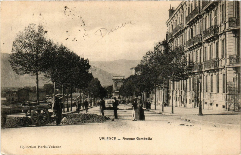 Carte postale ancienne Valence - Avenue Gambetta à Valence