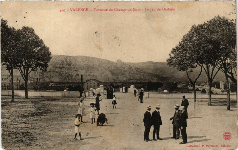 Carte postale ancienne Valence - Terrasse du Champ de Mars à Valence