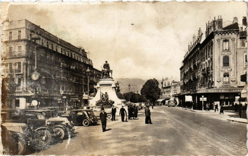 Carte postale ancienne Valence-sur-Rhone - Place de la Republique à Valence