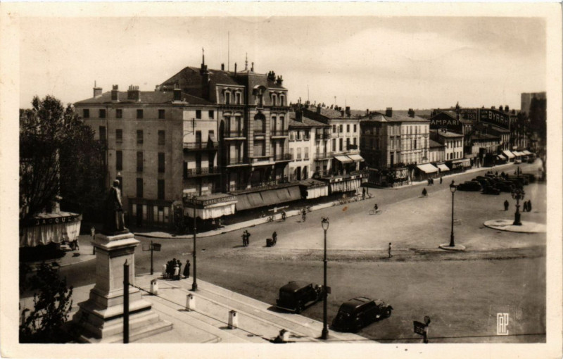 Carte postale ancienne Valence - La Place Madier de Montjeau à Valence