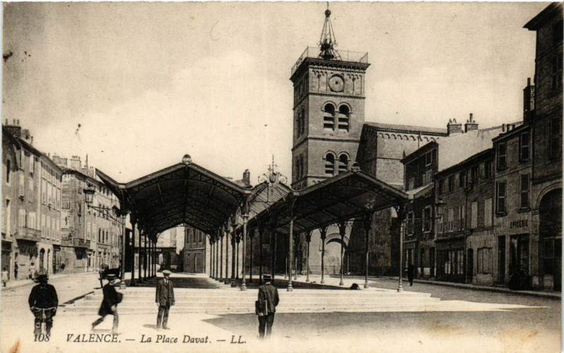 Carte postale ancienne Valence - La Place Davat à Valence