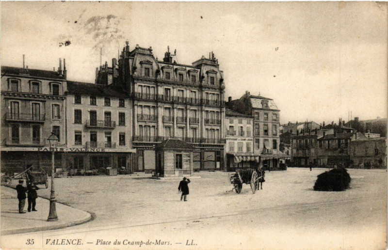 Carte postale ancienne Valence - Place du Champ de Mars à Valence