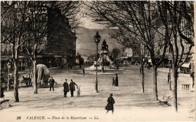 Carte postale ancienne Valence - Place de la Republique à Valence