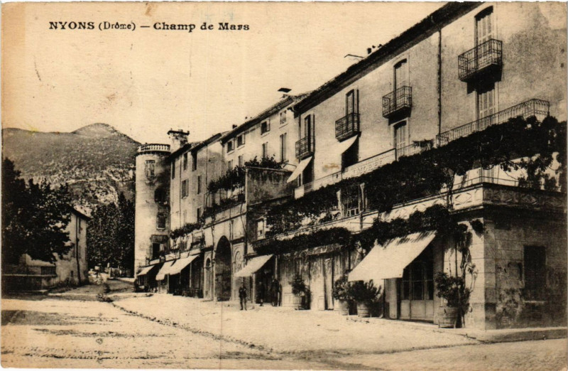Carte postale ancienne Nyons - Champ du Mars à Nyons