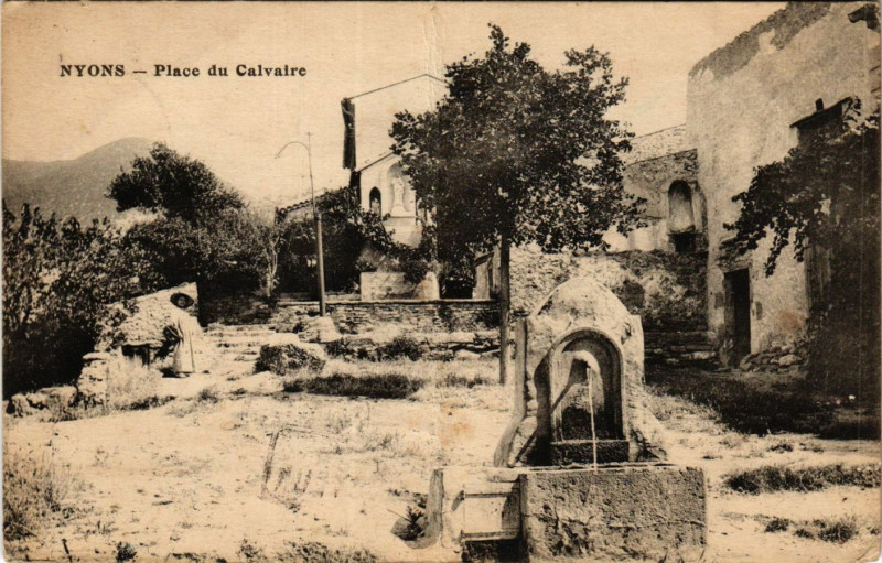 Carte postale ancienne Nyons - Place du Calvaire à Nyons