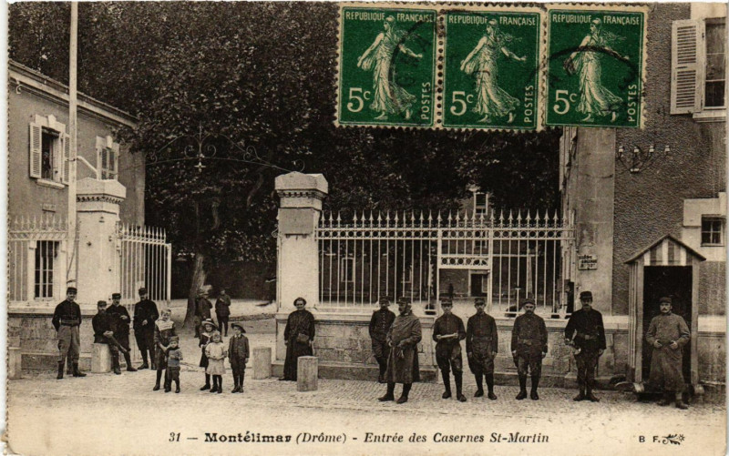 Carte postale ancienne Montelimar - Entrée des Caserne St-Martin à Montélimar