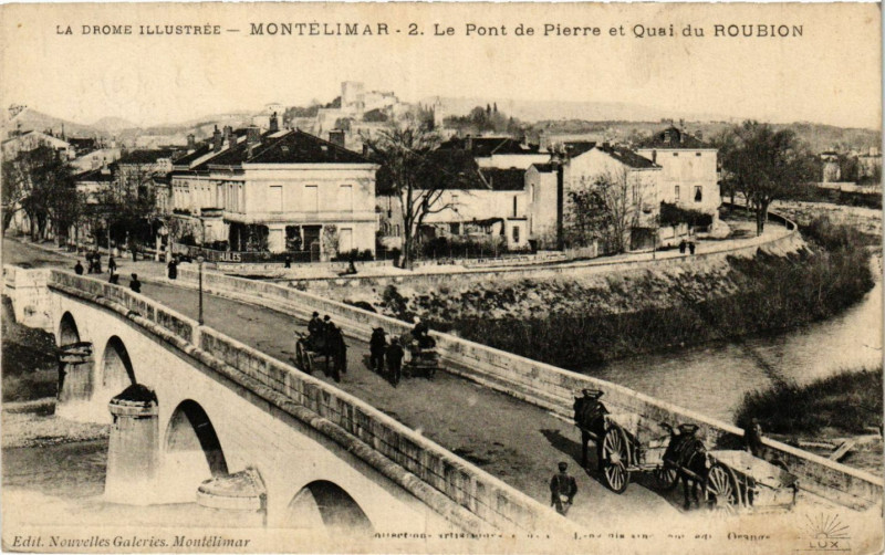 Carte postale ancienne Montelimar - Le Pont de Pierre et Quai du Roubin à Montélimar