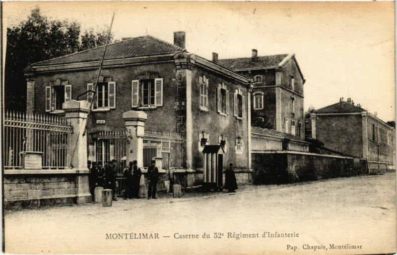 Carte postale ancienne Montelimar - Caserne du 52 Regiment d'Infanterie à Montélimar