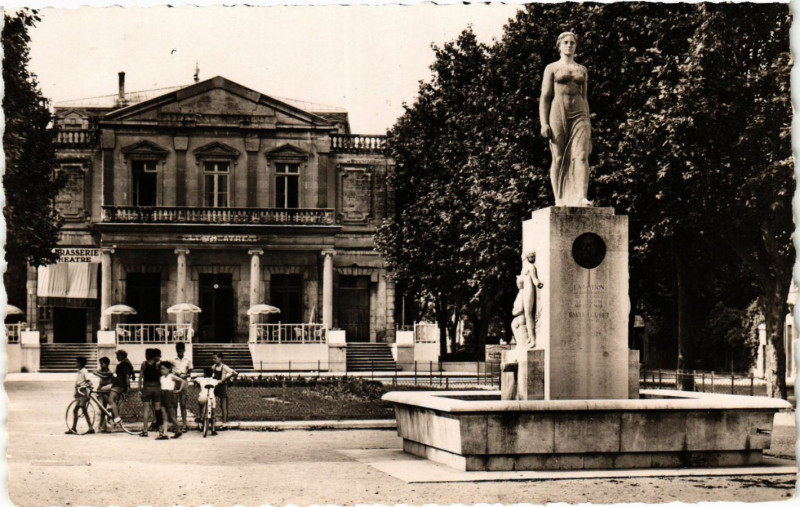 Carte postale ancienne Montelimar - Le Theatre à Montélimar