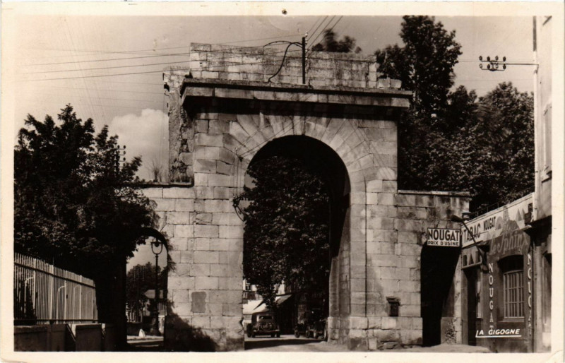 Carte postale ancienne Montelimar - La Porte St-Martin à Montélimar