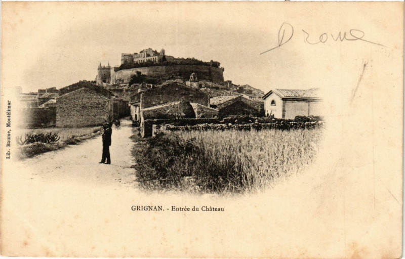 Carte postale ancienne Grignan - Entrée du Chateau à Grignan