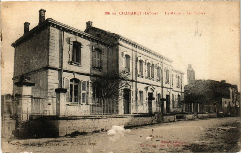 Carte postale ancienne Chamaret - La Mairie - Les Ecoles à Chamaret