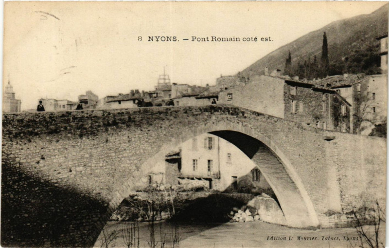 Carte postale ancienne Nyons - Pont Romain cote est à Nyons