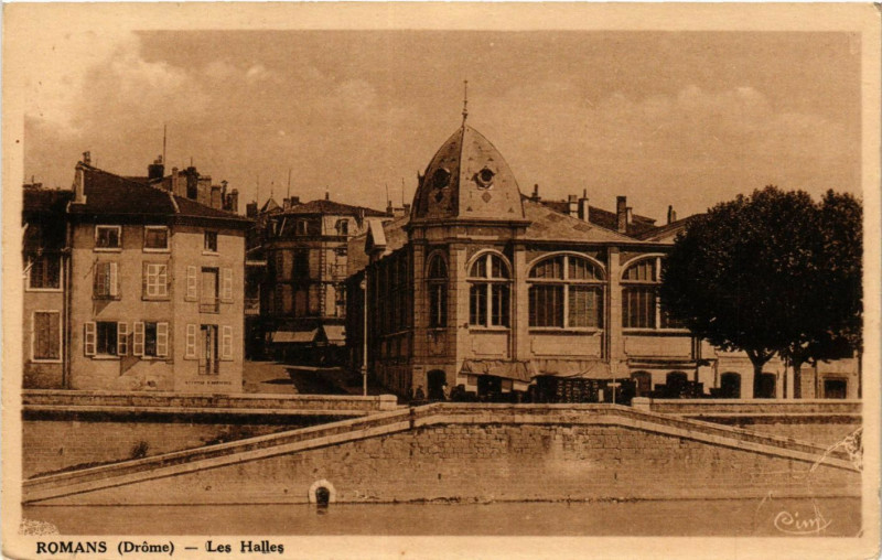 Carte postale ancienne Romans - Les Halles