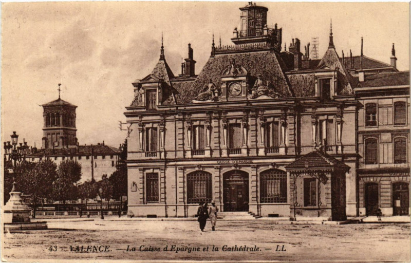 Carte postale ancienne Valence - La Caisse d'Epargne et la Cathedrale à Valence